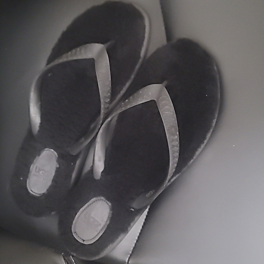 Ugg flip flops
